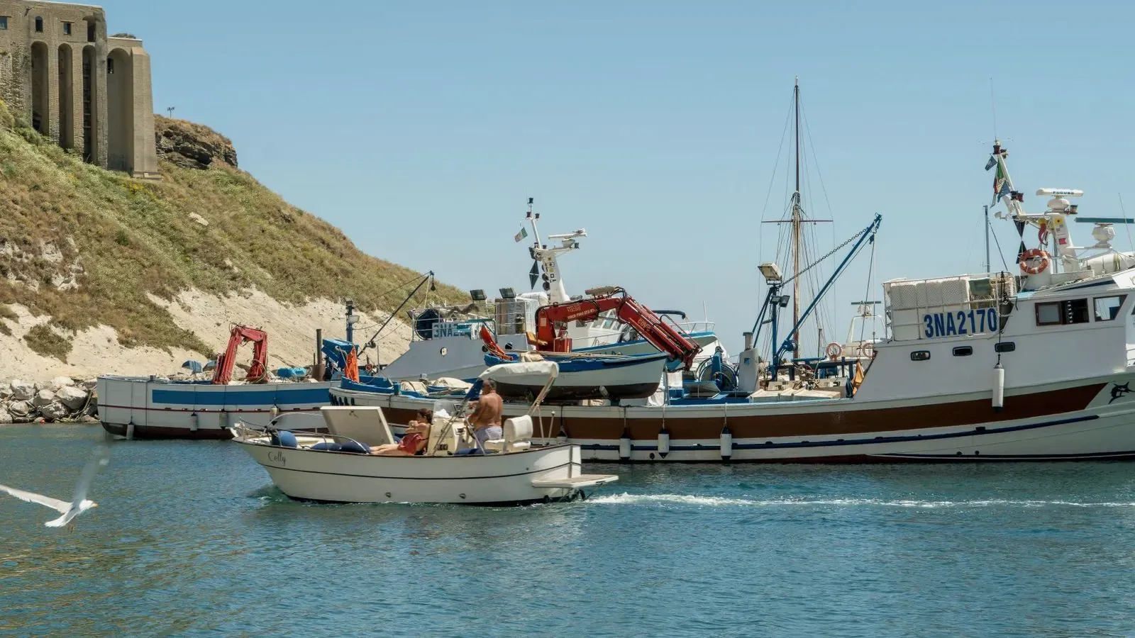 Embarcación de pesca de bajura en la costa